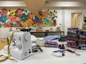 Gratis aanbod vrolijke wasbare mondkapjes naaimachine en stoffen Harderwijkse Uitdaging